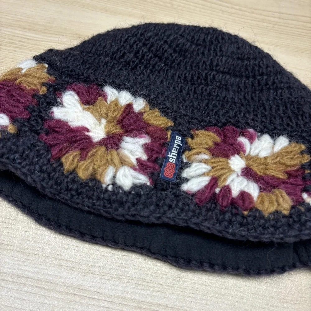 Sherpa Adventure Gear Hat Womens One Size Black Wool Fleece Lined Beanie Crochet